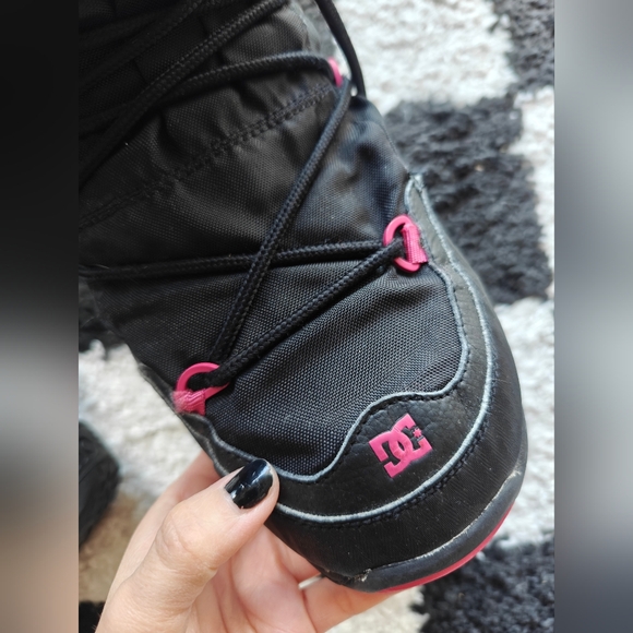 DC SHOES BLACK ND PINK BOOTS! - Picture 7 of 8